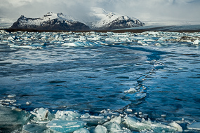La glace qui fige la surface de la lagune glaciaire du Jokulsarlon se casse par endroits, Islande