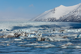 La lagune glaciaire du Jokulsarlon charrie les blocs de glaces, figés par le gel en surface, islande