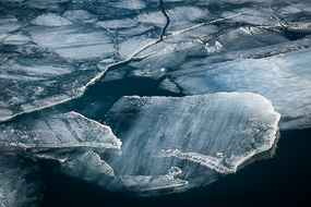La glace à la surface du Jokulsarlon se fige et ou craque au gré des variations de températures de l'hiver, Islande