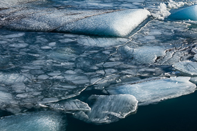 La glace à la surface du Jokulsarlon se fige et ou craque au gré des variations de températures de l'hiver, Islande
