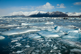 La lagune glaciaire du Jokulsarlon charrie des blocs de glace qui se figent à la surface par le gel, Islande