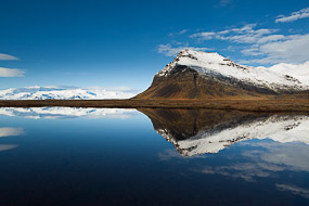 Symétrie du reflet d'une montagne dans une petite mare, à proximité du Jokulsalon, sud de l'Islande