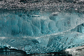 Transparence et texture de la glace d'un iceberg échoué sur la plage en face de la lagune glaciaire du Jokulsarlon, Islande