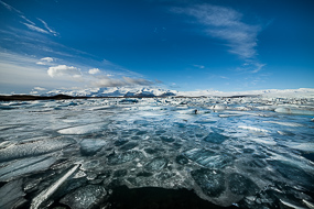 La lagune glaciaire du Joikulsalon est immobilisée en surface par la glace, Islande