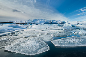 Plaques de glace flottant à la surface de la lagune glaciaire de Jokulsarlon, Islande