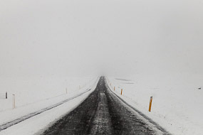 Neige et brouillard sur la route N°1 à proximité du Jokulsarlon en hiver, Islande