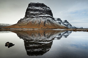 Le mont Lomagnupur et son reflet, haut de 767 m. C'est un ancien promontoire sur la mer, aujourd'hui reculé dans les terres, sud de l'Islande