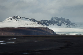 Le glacier Skeidararjokull et sa plaine d'épandage, on devine qu'autrefois le glacier s'étendait bien plus bas. Sud de l'islande