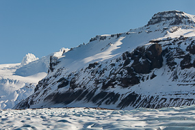 La langue glaciaire du Snivafellsjokull entourée de montagnes enneigées dont le gothique Tindaborg, sud de l'Islande