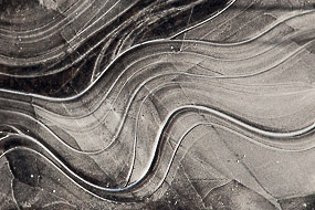 Formes géométriques produites par l'eau d'une flaque glacée par le gel, sud de l'Islande