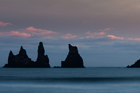 Les stacks de Reynisdrangar, au soleil couchant, à proximité de Vik, sud de l'Islande