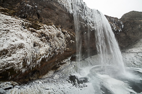 La cascade de Seljalandsfoss en hiver, ses embruns ont glacé complètement les environs, sud de l'islande