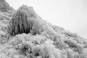 Les embruns de la cascade de Seljalandsfoss en hiver, ont glacé complètement les environs, sud de l'islande
