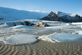 Le vent souffle fort et des vaguelettes se forment sur le Fjallsarlon, les plaques de glace jouent entre elles comme les plaques tectoniques, Islande