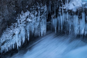 Stalactites de glace au dessus des tourbillons de la cascade de Barnafoss (La chute des enfants...nommée ainsi en raison d'un accident qui se serait produit un soir de Noël, où deux enfants s'y seraint noyés), Islande