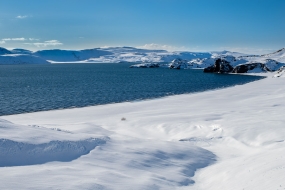 Le lac Kleifarvatn dont les bords sont enneiigés en ce mois de mars, Islande