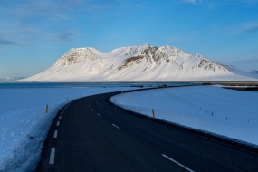 Paysage de montagne enneigée le long de la route 54, côte nord de la Péninsule de Snæfellsnes