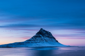 Heure bleue pour la célèbre montagne enneigée du Kirkjufell dans la péninsule de Snæfellsnes