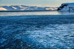 Le lac de Kleifarvatn a gelé en surface, mais les vagues, sous l'influence du vent, cassent la glace en plaques de différentes tailles qui s'entrechoquent, produisant un bruit impressionnant. Péninsule de Reykjanes, Islande, Mars 2017