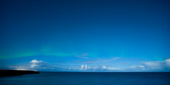 Intensité faible pour cette aurore boréale à proximité de Keflavik. Islande