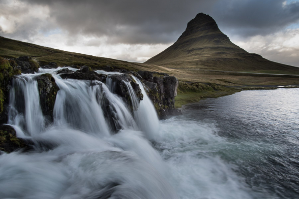 Kirkjufellsfoss, la cascade devant la «montagne église» : Kirkjufell, Péninsule de Snæfellsnes, Islande