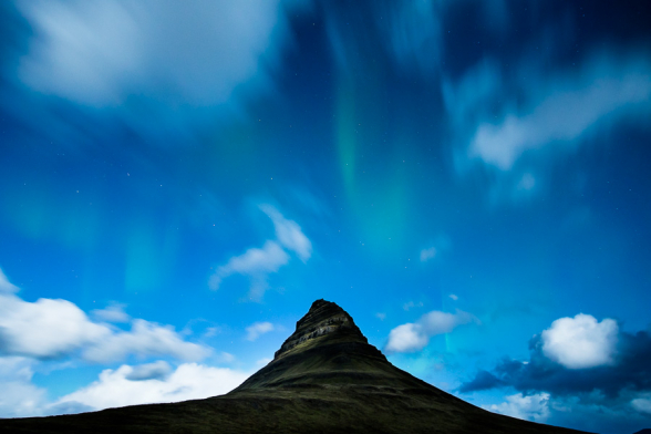 Petite effet d'aurore boréale au dessus de la célèbre montagne Kirkjufell (montagne église), Islande