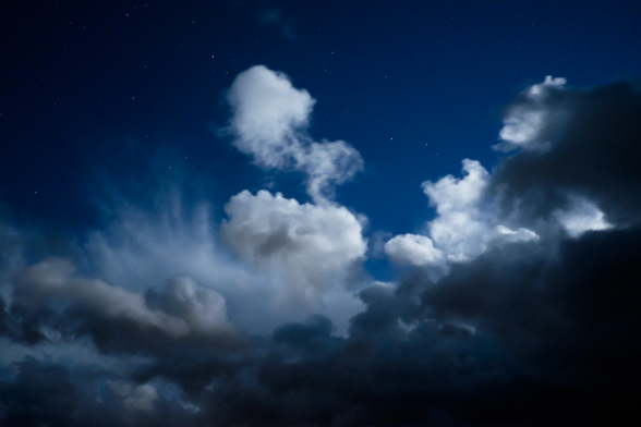 Les nuages sont éclairés par la lumière de la lune, quelques heures avant l'éclipse la lune en cette nuit du 27 au 28 septembre 2015, Islande