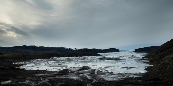 La langue glacière du Hoffellsjokul et sa mini lagune où les blocs de glace finissent, ici ils sont prisionniers, ils ne peuvent pas atteindre la mer comme au Jokulsarlon, Islande