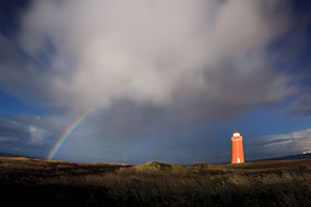 Cet arc en ciel est formé par la lune et non le soleil, phare à proximité de Keflavik, Islande