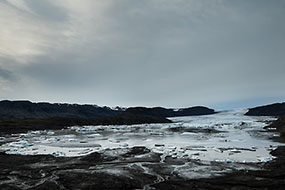 La langue glacière du Hoffellsjokul et sa mini lagune où les blocs de glace finissent, ici ils sont prisionniers, ils ne peuvent pas atteindre la mer comme au Jokulsarlon, Islande