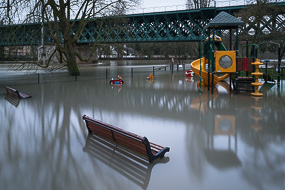Le parc de jeux pour les enfants, près du pont de chemin de fer de Champigny s'est transformé en piscine pendant la crue de la Marne en janvier 2018