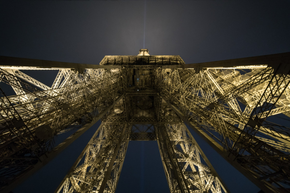 Contre plongée sur la Tour Eiffel depuis l'esplanade