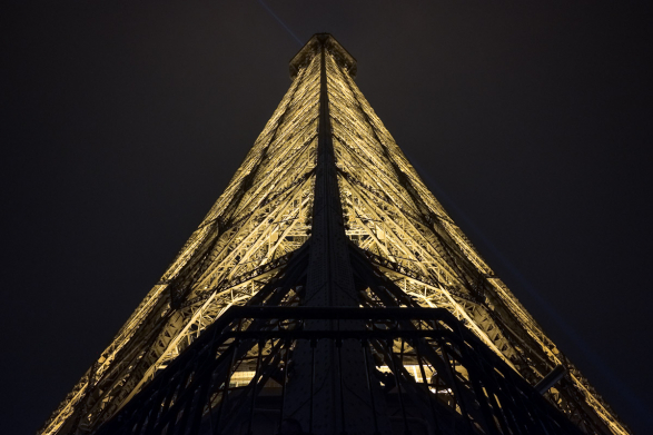 Contre plongée sur le haut de la Tour Eiffel