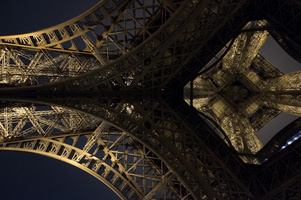 Sous les jupes de la Tour Eiffel