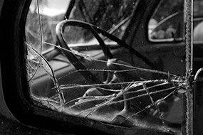 Fenêtre brisée d'un vieux camion, Antelop Island, Utah, USA, noir et blanc, 2007