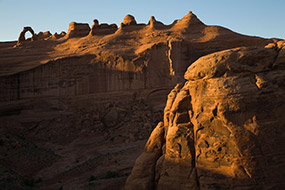 Au soleil couchant, le célèbre arche du Parc National du même nom : Arches NP. Utah, USA, 2007