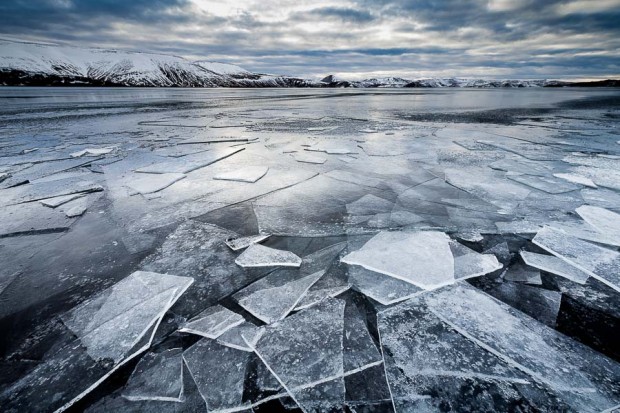Plaques de glace sur le lac gelé de Kleifarvatn, Péninsule de Reykjanes, Islande 2013
