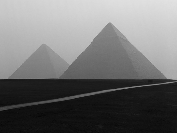 Les pyramides du plateau de Gizeh et la route, Noir et Blanc