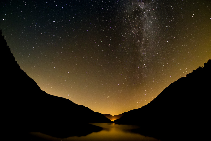 Ciel étoilé et voie lactée au dessus de la vallée de la Thur, Lac de Kruth - Widelenstein, Vosges