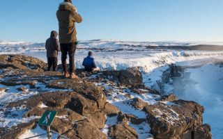 Touristes à Gullfoss, en Islande, ne respectant pas les interdictions et mettant leur vie en danger.