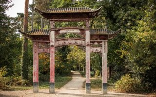 Porte chinoise en bois, datant de l'exposition coloniale.