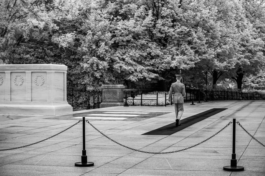Garde devant le Monument du soldat inconnu, Cimetière d'Arlington